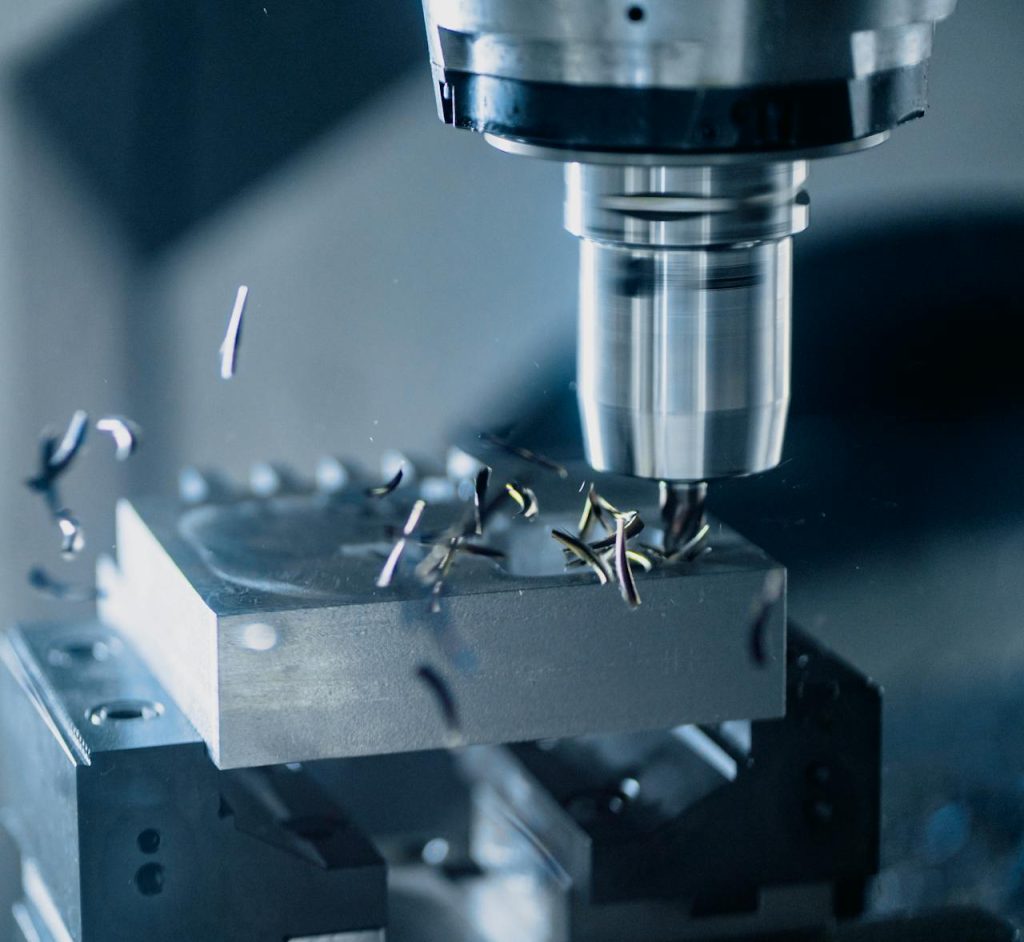 Servicios Close-up of a CNC milling machine working on metal for precise manufacturing.