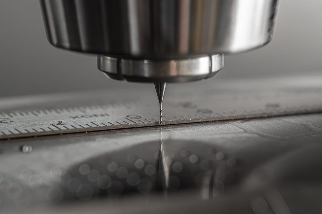 Servicios Detailed close-up of a CNC milling machine working on metal, showcasing precision and industry technology.
