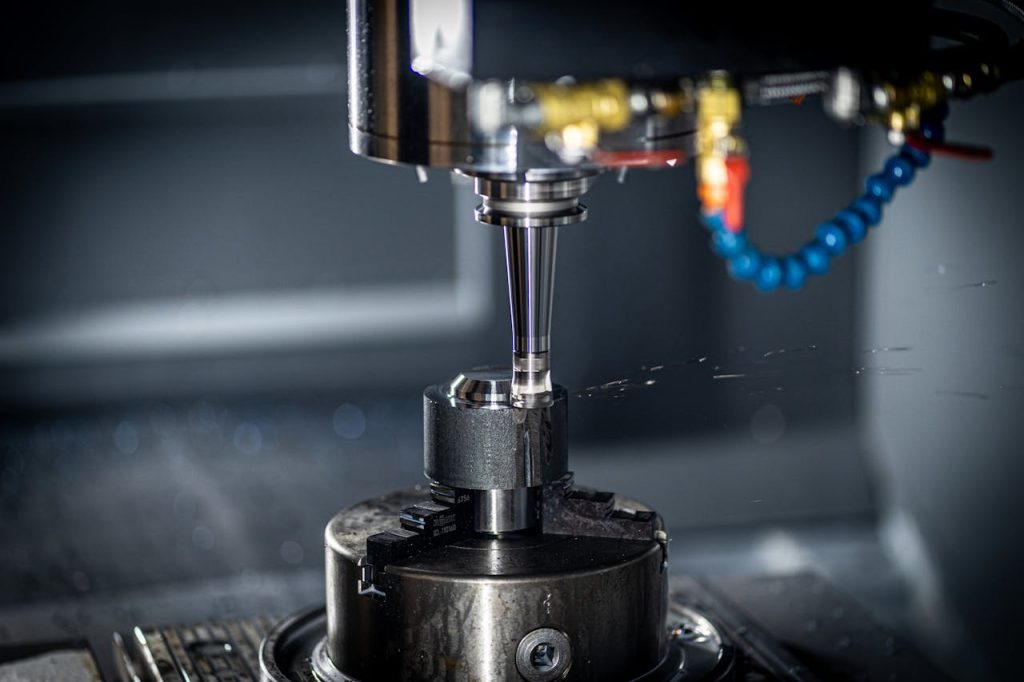 Servicios Close-up of CNC machine in action, showcasing precision engineering and industrial equipment.
